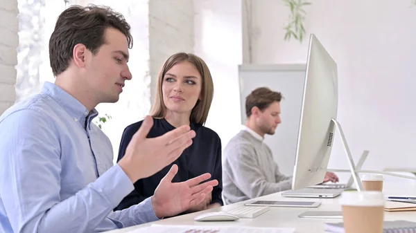 Equipo de inicio haciendo Video Chat en Escritorio en Office — Foto de Stock