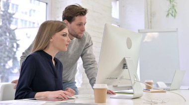 Yaratıcı Ekip Masaüstünde Tartışıyor ve Çalışıyor