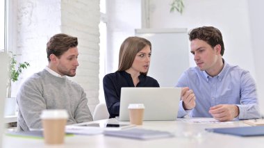 Ofisteki Laptop 'ta Neşeli Yaratıcı Kadın Video Sohbeti yapıyor