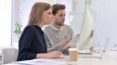 Yaratıcı Ekip Tablet ve Masaüstünde Tartışıyor ve Çalışıyor