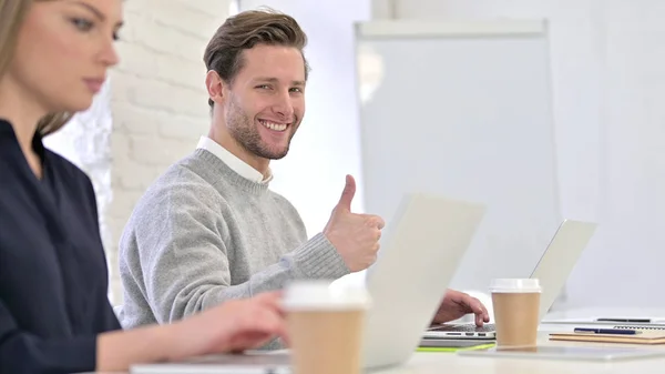 Ambicioso hombre mostrando pulgares en la oficina — Foto de Stock