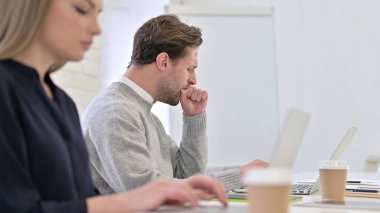 Ofiste Masaüstünde Çalışan Yaratıcı Kadın ve Öksürük