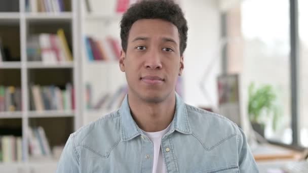 Ok Firmar por contenido Young African American Man — Vídeo de stock