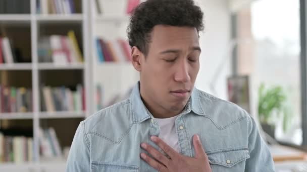 Hoest, ziek Jonge Afro-Amerikaanse man hoesten — Stockvideo