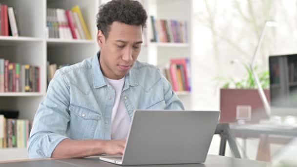 Fiatal afro-amerikai férfi ünnepli a sikert a laptopon — Stock videók