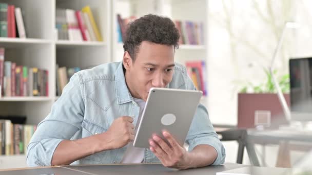 Joven hombre afroamericano celebrando el éxito en la tableta, ganando — Vídeo de stock