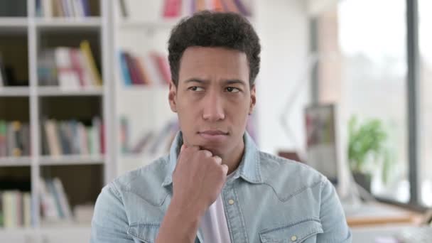 Нетерпеливый молодой афроамериканец, мыслящий идеей, брейнштормом — стоковое видео