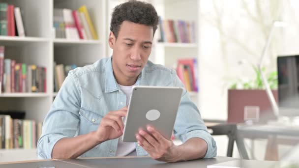 Νεαρός Αφροαμερικανός Απογοητευμένος από Απώλεια στο Tablet, Αποτυχία — Αρχείο Βίντεο