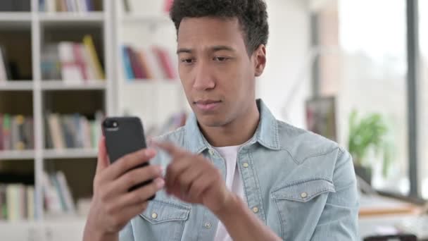 Fiatal afro-amerikai férfi Csalódott a veszteség az okostelefon — Stock videók