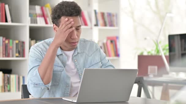 Gestreste jonge Afro-Amerikaanse man met hoofdpijn op het werk — Stockvideo