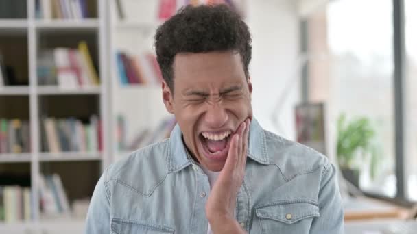 Young African American Man with Toothache, Tooth Infection — Stock Video