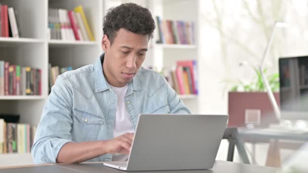 Uitgeputte jonge Afro-Amerikaanse man met rugpijn op het werk — Stockvideo