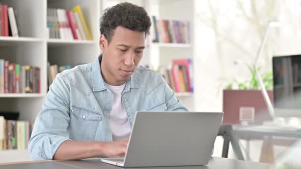 Fiatal afroamerikai férfi nyaki fájdalommal Laptopon dolgozik — Stock videók