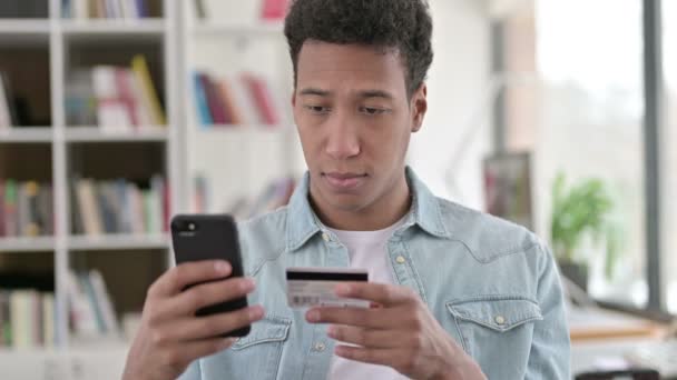 Online Shopping på Smartphone av ung afrikansk man, Onlinebetalning — Stockvideo
