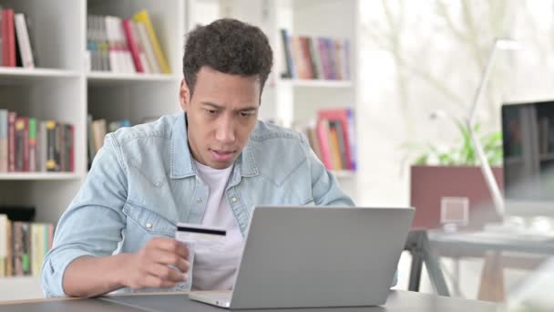 Falha de Pagamento Online para Jovem Afro-Americano — Vídeo de Stock