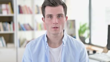 Hayır, Genç Adam Reddedilmek için başını sallıyor