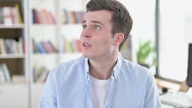 Üzgün genç adam, etrafa bakan öğrenci.