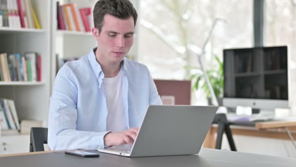 Trött ung man lämnar Office Desk — Stockvideo