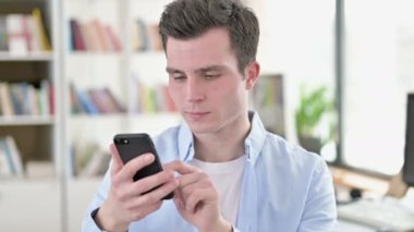 Genç Adam Akıllı Telefon 'da Başarıyı Kutluyor