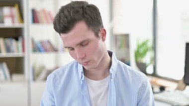 Ofiste Uyuyan Yorgun Genç Adam