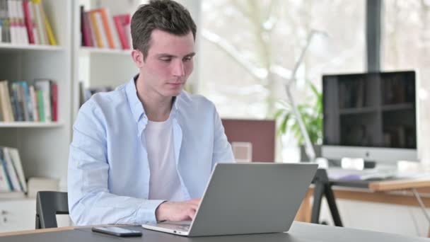 Duimen omlaag door jonge man werken op laptop — Stockvideo