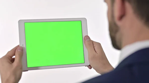 Krom Ekran, Beyaz Arkaplan ile Tablet 'te Video İzleyen İşadamı Arka Görünümü — Stok fotoğraf