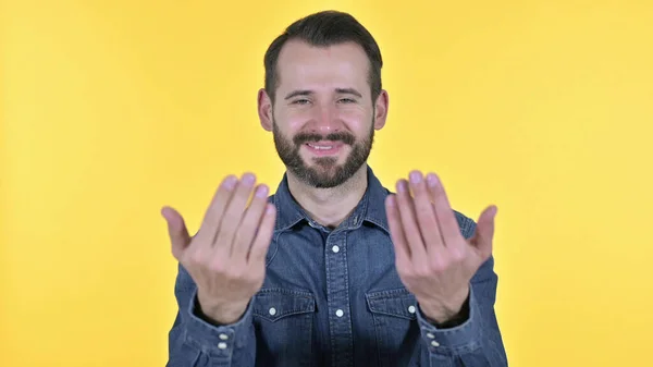 Retrato de Convidando Jovem, Fundo Amarelo — Fotografia de Stock