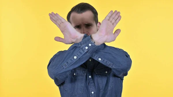 Porträtt av ung man Designer säger nej av Hand Gesture, Gul bakgrund — Stockfoto