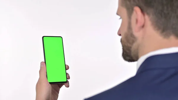 Achteraanzicht van zakenman met behulp van Smartphone met Chroma Screen, Witte achtergrond — Stockfoto