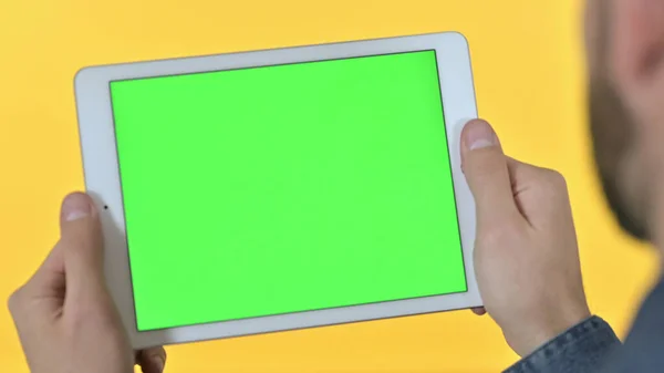 Arka Görünüm: Genç Tasarımcı Krom Ekran ile Tablet Tutuyor, Sarı Arkaplan — Stok fotoğraf