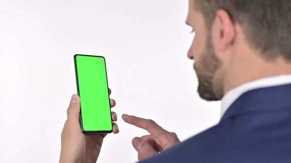 Krom Ekran, Beyaz Arkaplan ile Akıllı Telefon Üzerine İşadamı Kaydırma Arka Görünümü — Stok fotoğraf