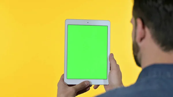 Erkek Tasarımcı Portresi Tablet Ekranı Krom Ekran, Sarı Arkaplan — Stok fotoğraf