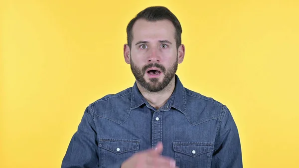 Портрет розчарованого молодого чоловіка, який відчуває шок, жовтий фон — стокове фото