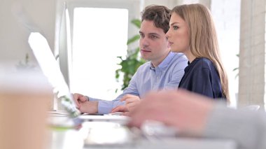 Masaüstünde Konuşan ve Çalışan Yaratıcı İnsanların Kapanışı