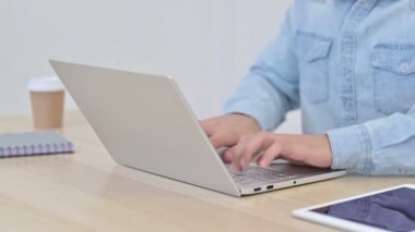 Laptop 'ta kızgın bir şekilde yazan adam, kapat. 