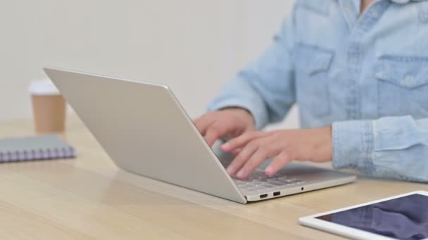 Primo piano di Man Digitando sul computer portatile — Video Stock