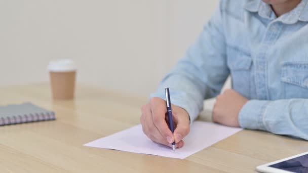 Mãos masculinas Escrevendo em papel, Fechar — Vídeo de Stock