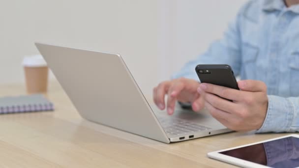 Man using Laptop with Smartphone, Κλείσιμο — Αρχείο Βίντεο