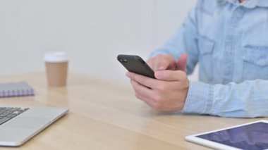 Akıllı telefonu kullanan adamın elleri, kapatın.