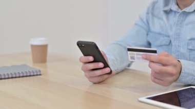 Akıllı Telefondan Kredi Kartı Ödemesi Yazan: Man, Kapat 