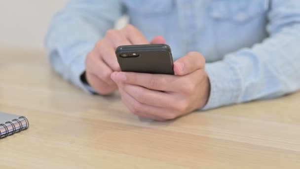 Fechar as mãos masculinas usando Smartphone — Vídeo de Stock