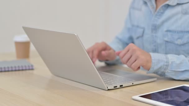 Geen gebaar van Man Typing op Laptop, Close-up — Stockvideo