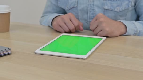 Primer plano del uso de tabletas digitales con pantalla de croma — Vídeos de Stock