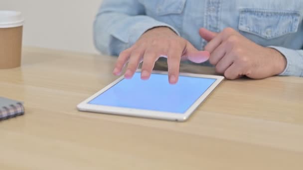 Primer plano de manos masculinas trabajando en la tableta — Vídeos de Stock