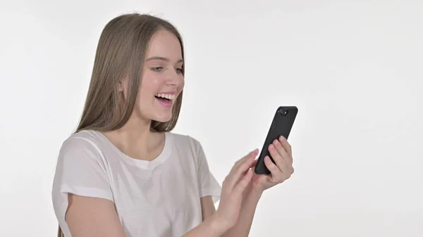 Hermosa mujer joven celebrando en Smartphone, fondo blanco —  Fotos de Stock