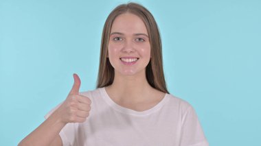 Neşeli Güzel Genç Kadın, Mavi Arkaplan