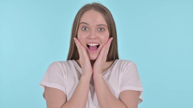 Sürpriz İçin Heyecanlı Genç Kadın, Mavi Arkaplan