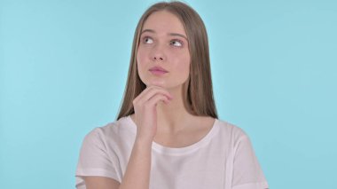 Dalgın Güzel Genç Kadın Yeni Bir Düşünce, Mavi Arkaplan