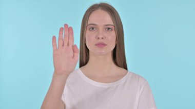 Güzel Genç Kadın 'dan Stop Jest, Mavi Arkaplan