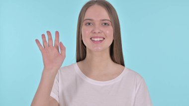 Çevrimiçi Video Sohbeti: Güzel Genç Kadın, Mavi Arkaplan